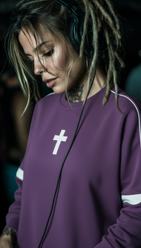 Femme DJ au casque portant le sweat Drum and Bass original violet