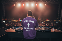 Dos du sweat violet Jesus Loves Drum and Bass vu depuis la scène