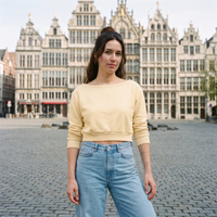 Sweat épaules dénudées femme original jaune beurre — look streetwear porté en ville en Belgique, CHT'M Boutique