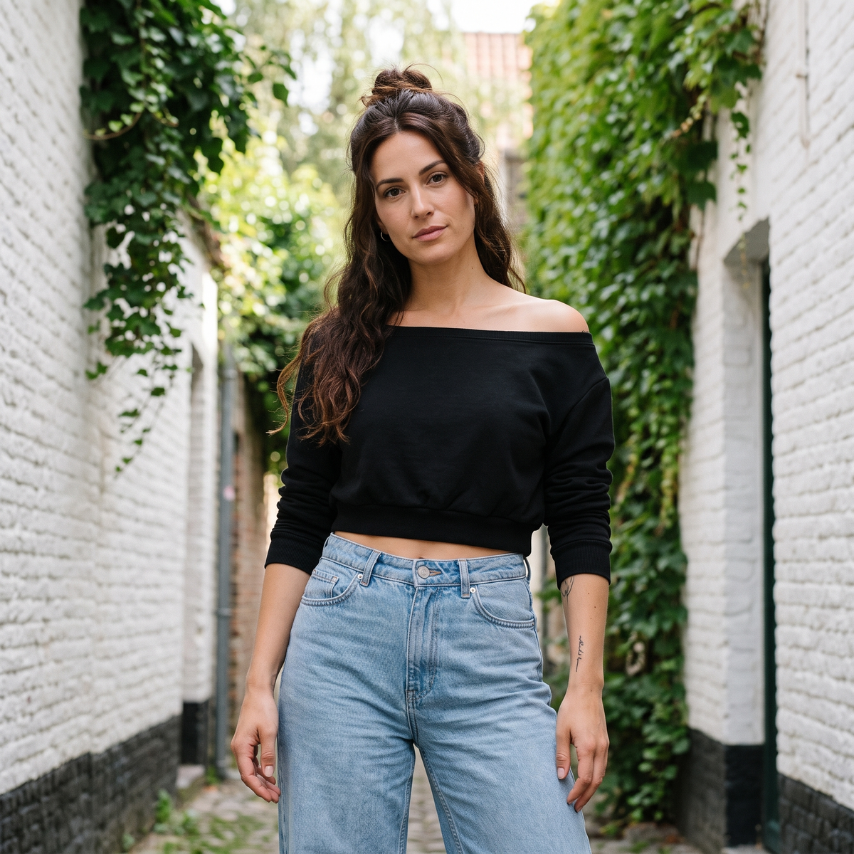 Sweat épaules dénudées femme original noir — look streetwear porté en ville en Belgique, CHT'M Boutique