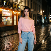 Sweat épaules dénudées femme original rose — look streetwear porté en ville en Belgique, CHT'M Boutique