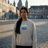 Lycéenne portant le sweat Gen Z kaki sur une place pavée – sweat Gen Z pas cher