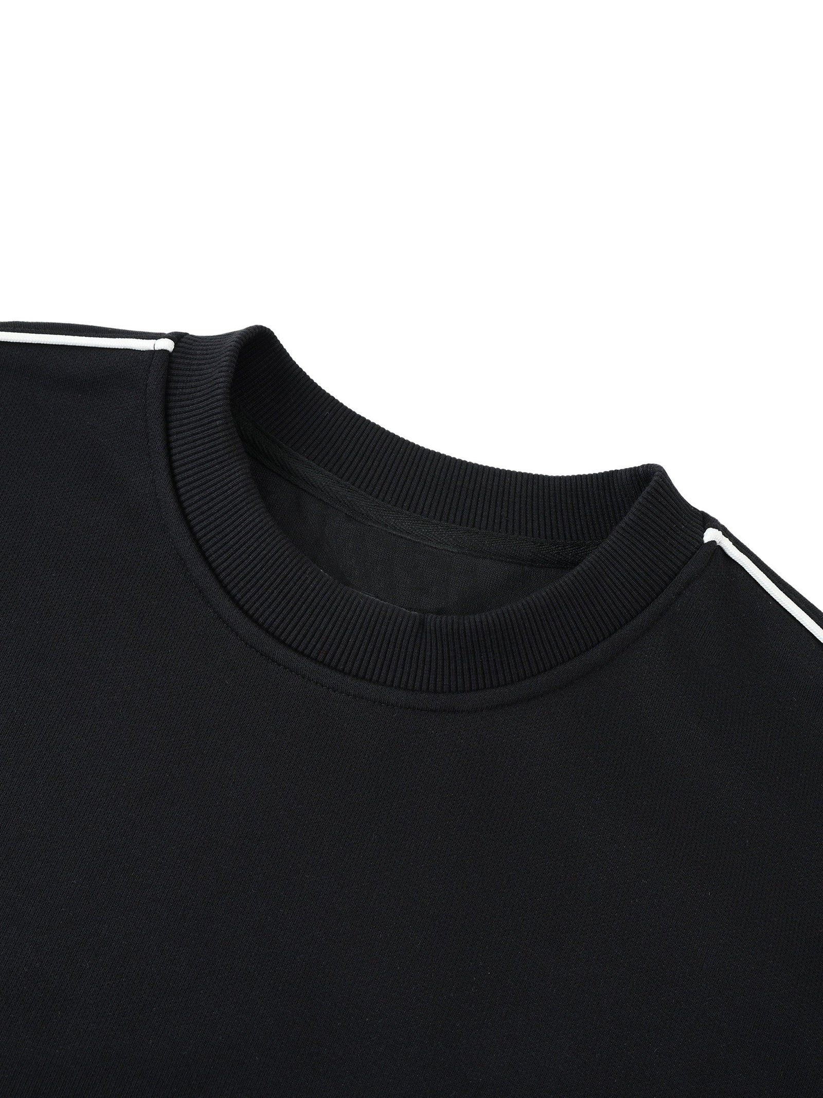 Détail de la bande contrastée à l'épaule du pull oversize CHT'M
