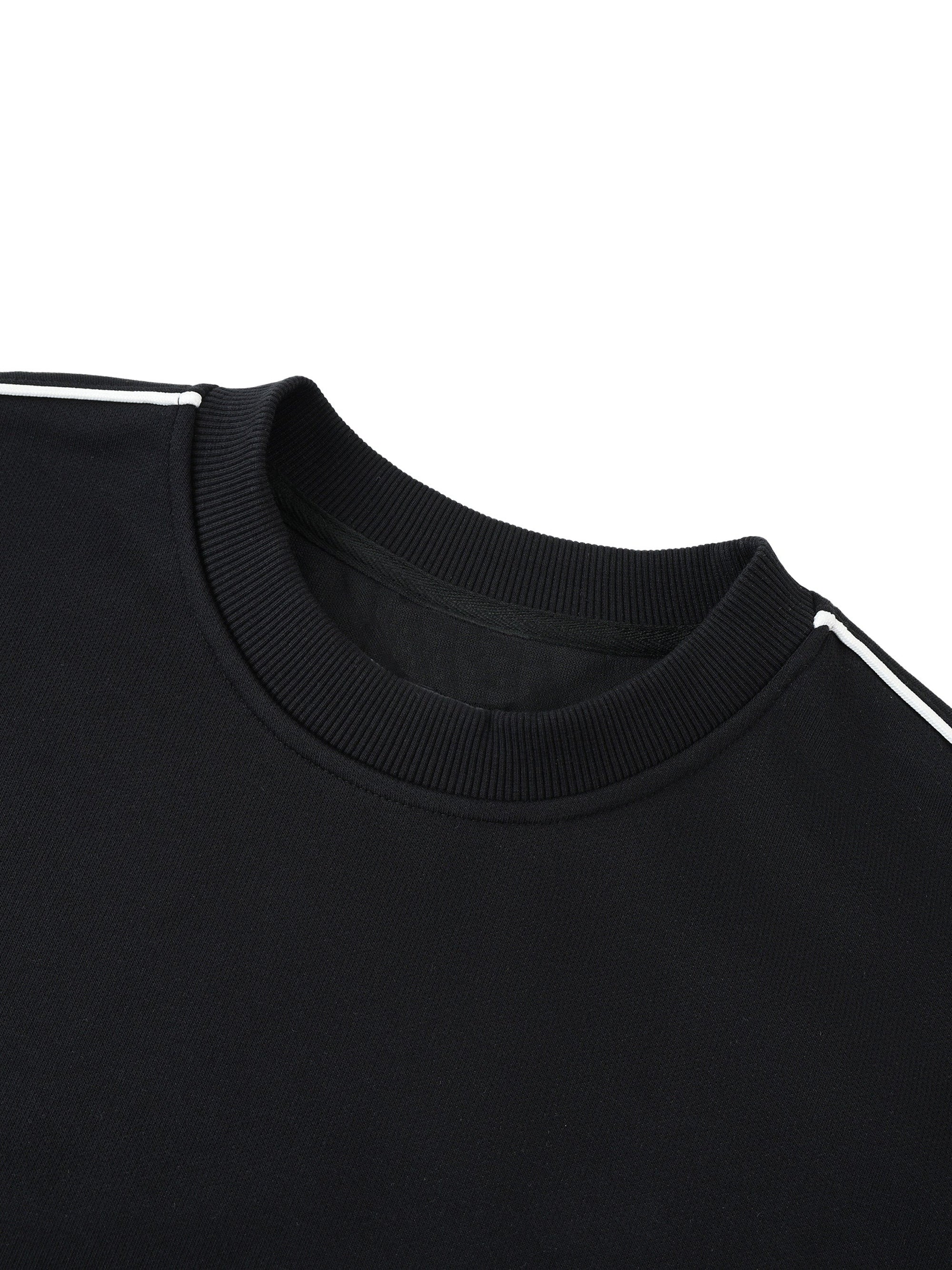 Détail de la bande contrastée à l'épaule du pull oversize CHT'M