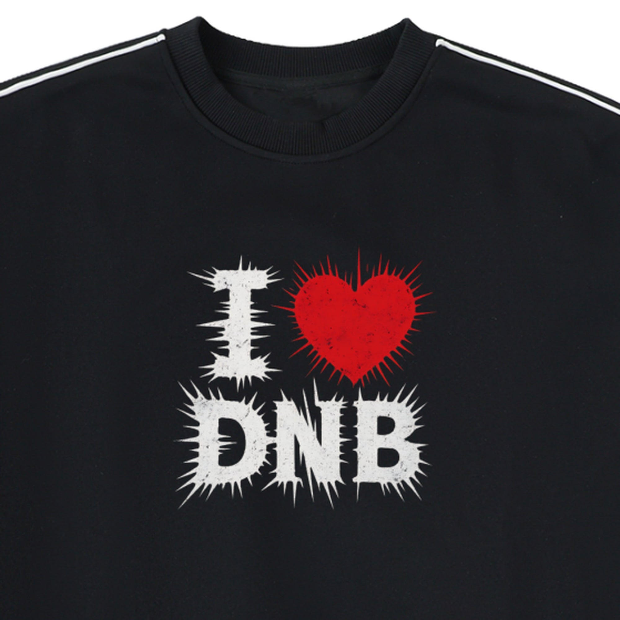 Gros plan du print I LOVE DNB drum and bass sur le pull oversize noir