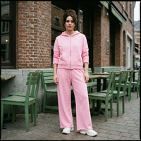 Femme portant le sweat zippé capuche rose à bord brut et le jogging assorti
