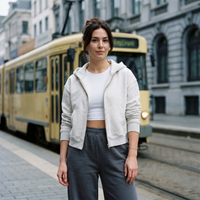 Femme portant le sweat zippé crop top gris clair à un arrêt de tram