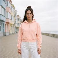 Femme portant le sweat zippé crop top pêche sur la digue de la côte belge
