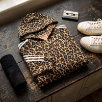 Sweat zippé léopard brun plié à plat avec accessoires rétro sport