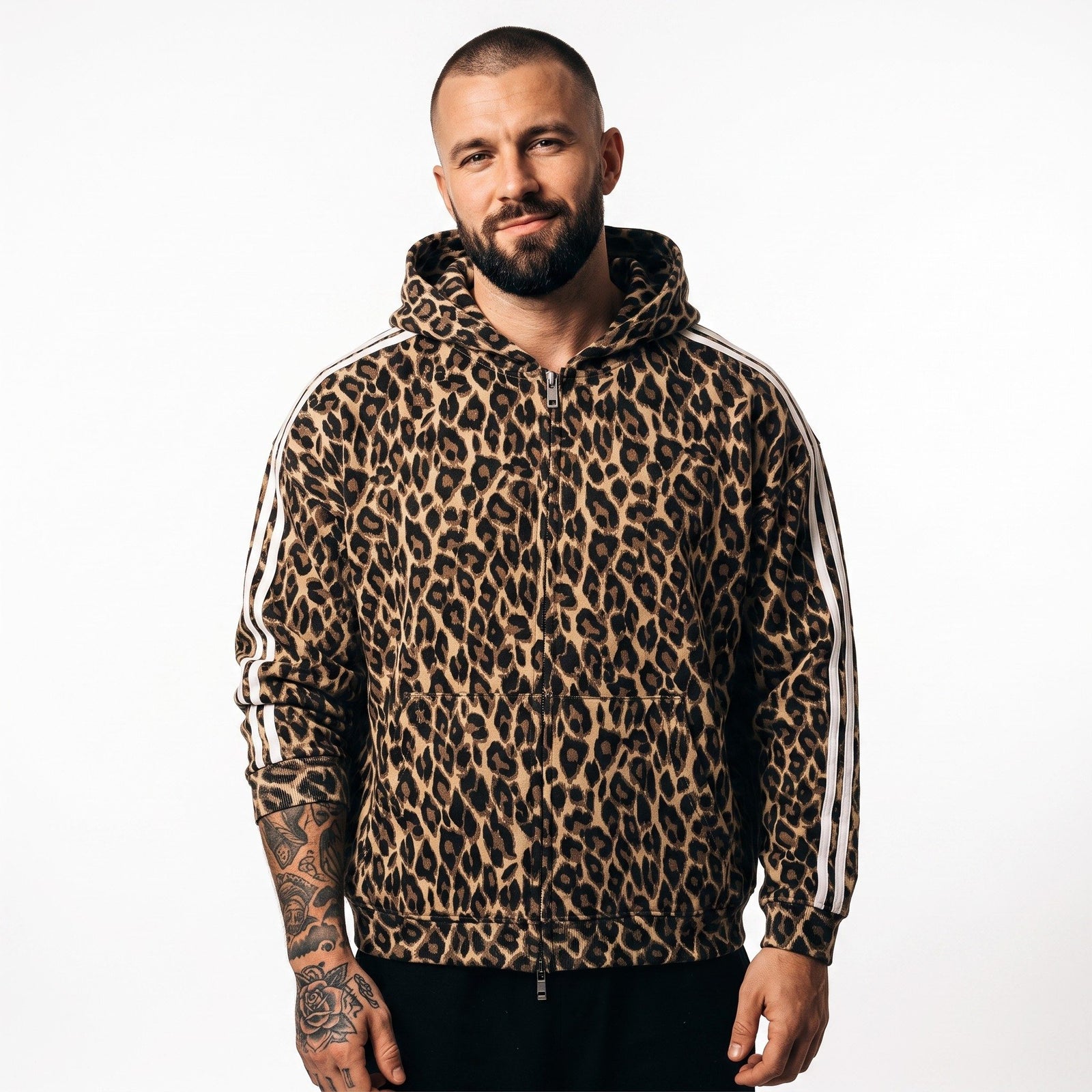 Homme portant le sweat zippé léopard original brun à bandes blanches, photo studio fond blanc