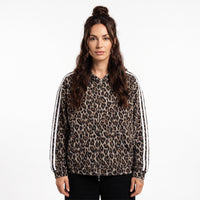 Femme portant le sweat à capuche léopard zippé taupe clair, photo studio