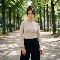 T-shirt femme asymétrique épaule dénudée beige — look streetwear porté en ville en Belgique, CHT'M Boutique
