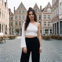 T-shirt femme asymétrique épaule dénudée blanc — look streetwear porté en ville en Belgique, CHT'M Boutique
