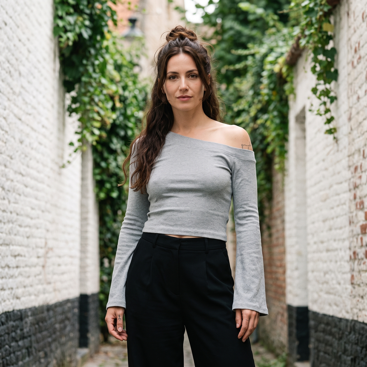 T-shirt femme asymétrique épaule dénudée gris chiné — look streetwear porté en ville en Belgique, CHT'M Boutique