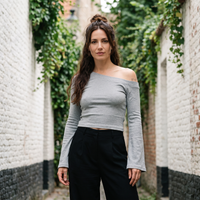 T-shirt femme asymétrique épaule dénudée gris chiné — look streetwear porté en ville en Belgique, CHT'M Boutique