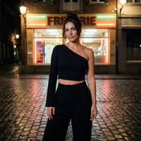 T-shirt femme asymétrique épaule dénudée noir — look streetwear porté en ville en Belgique, CHT'M Boutique