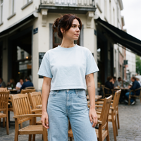 T-shirt femme crop top délavé original bleu ciel — look streetwear porté en ville en Belgique, CHT'M Boutique