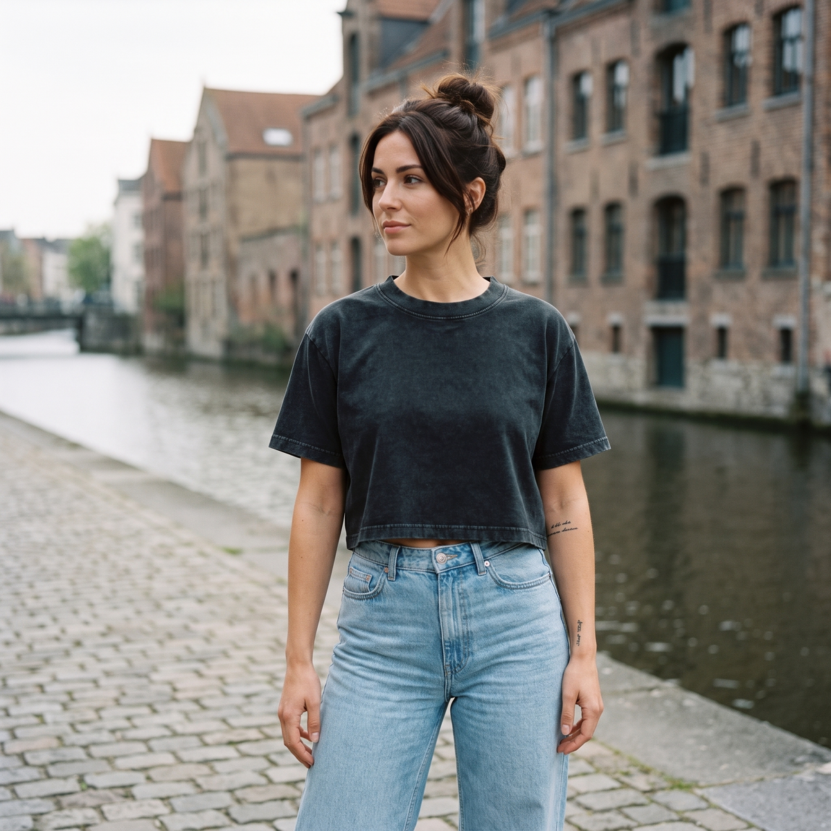 T-shirt femme crop top délavé original noir délavé — look streetwear porté en ville en Belgique, CHT'M Boutique
