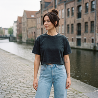 T-shirt femme crop top délavé original noir délavé — look streetwear porté en ville en Belgique, CHT'M Boutique