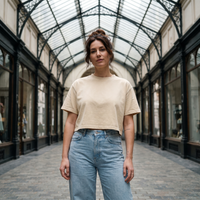 T-shirt femme crop top délavé original sable — look streetwear porté en ville en Belgique, CHT'M Boutique