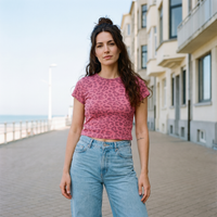 T-shirt femme léopard crop top original framboise — look streetwear porté en ville en Belgique, CHT'M Boutique