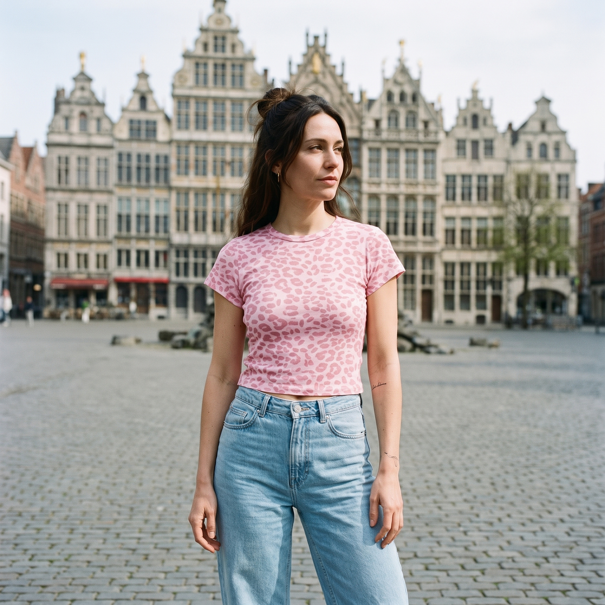 T-shirt femme léopard crop top original rose coton — look streetwear porté en ville en Belgique, CHT'M Boutique