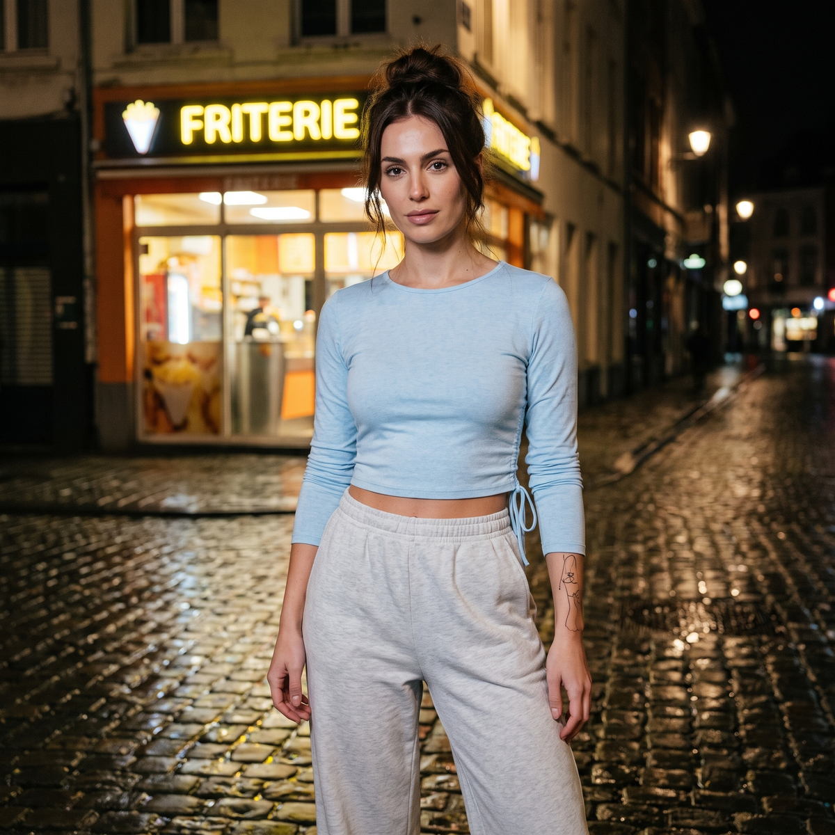 T-shirt femme manches longues crop top original bleu ciel — look streetwear porté en ville en Belgique, CHT'M Boutique