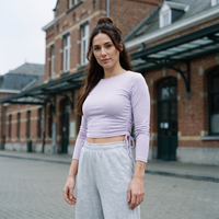 T-shirt femme manches longues crop top original lilas — look streetwear porté en ville en Belgique, CHT'M Boutique