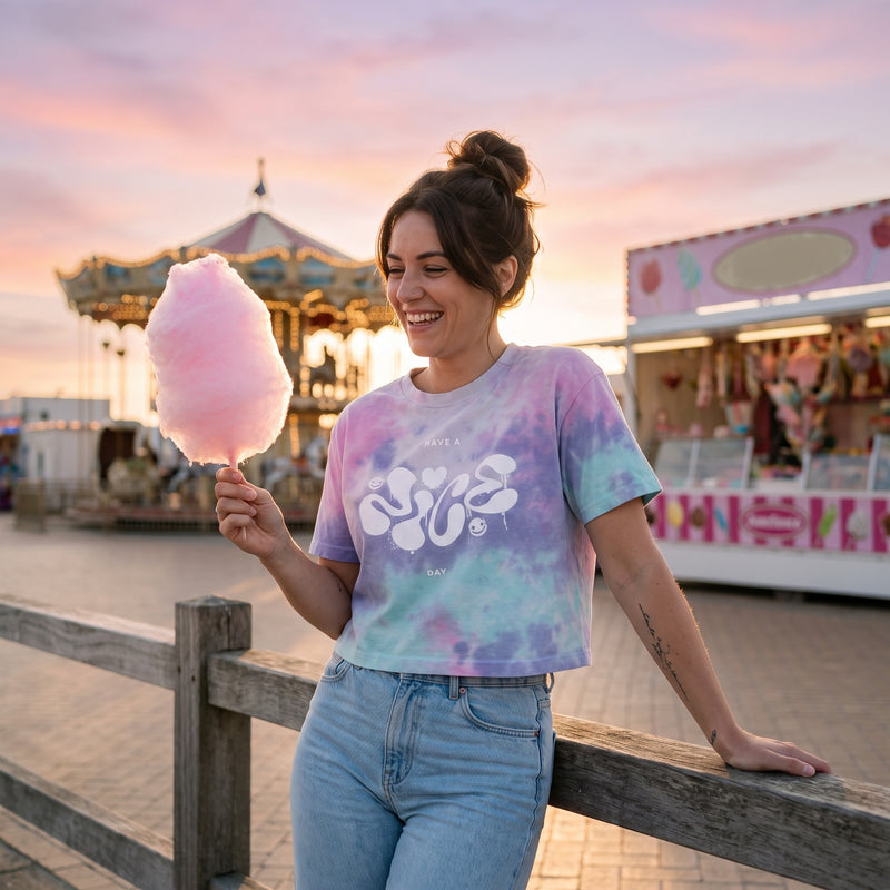 T-shirt femme cropped tie-dye pastel porté à la fête foraine : imprimé graffiti Have A Nice Day