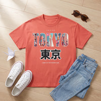 T-shirt enfant oversized Tokyo rouge corail posé à plat avec baskets blanches et jean