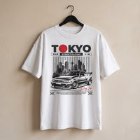 T-shirt oversized enfant blanc Tokyo Street Racing sur cintre, imprimé voiture japonaise