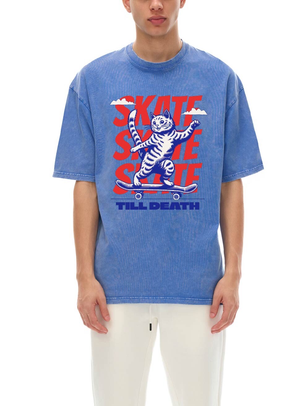 Gros plan buste du t-shirt oversized bleu Skate Till Death porté, imprimé SKATE rouge