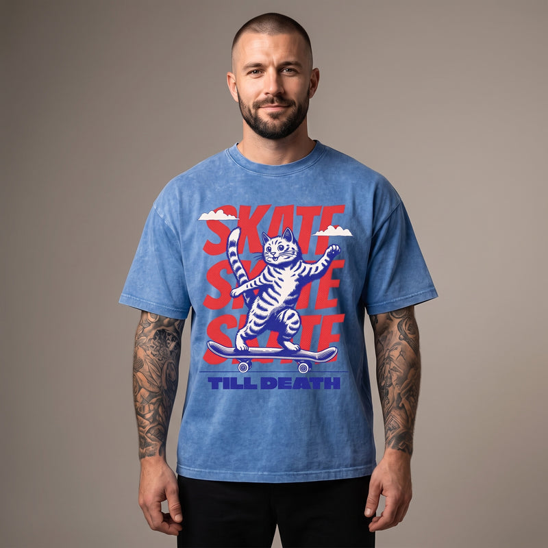 Homme portant le t-shirt oversized bleu délavé Skate Till Death au chat skateur