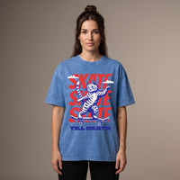 Femme portant le t-shirt oversized bleu délavé Skate Till Death, coupe loose épaules tombantes