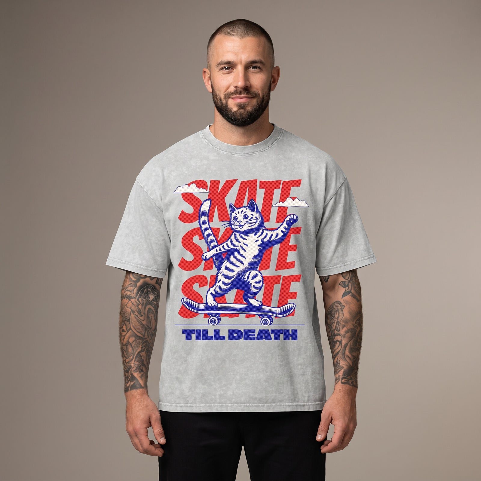 Homme portant le t-shirt oversized gris clair délavé Skate Till Death au chat skateur