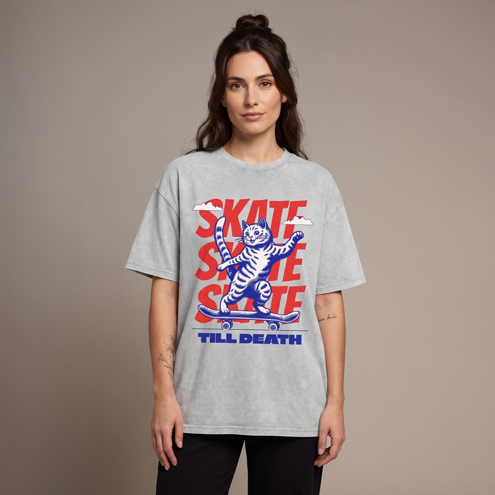 Femme portant le t-shirt oversized gris délavé Skate Till Death, imprimé rouge et bleu