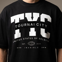 Gros plan de l'imprimé TYC Tournai City United States of Belgium INARINLÀ sur coton noir