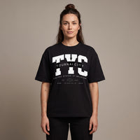 Femme portant le t-shirt oversized noir Tournai City, coupe loose et imprimé universitaire TYC