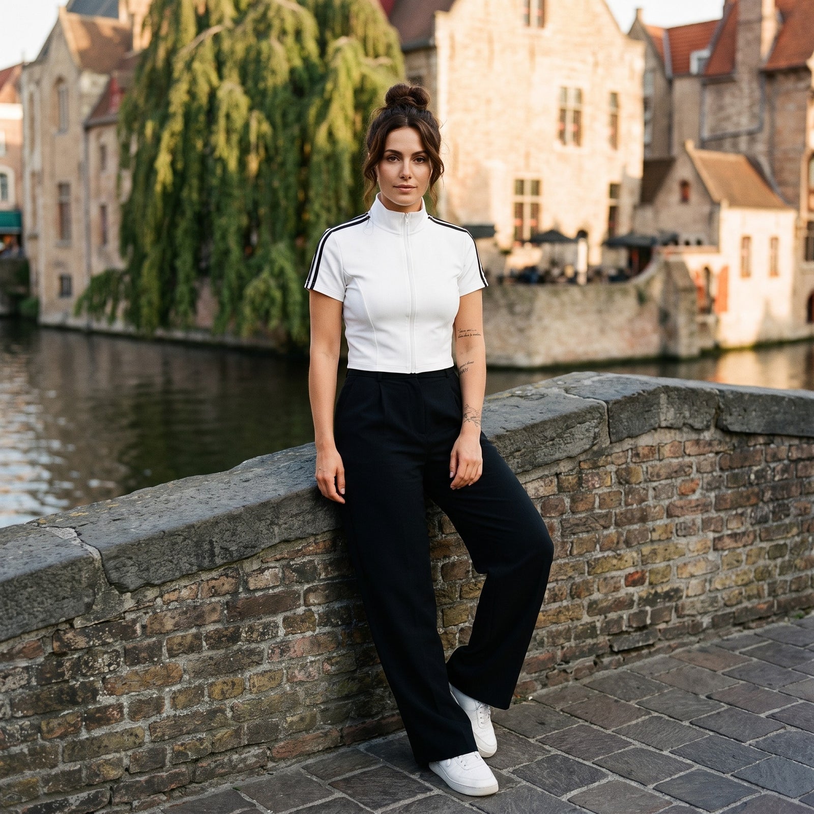Top zippé crop original femme blanc porté à Bruges, look streetwear belge