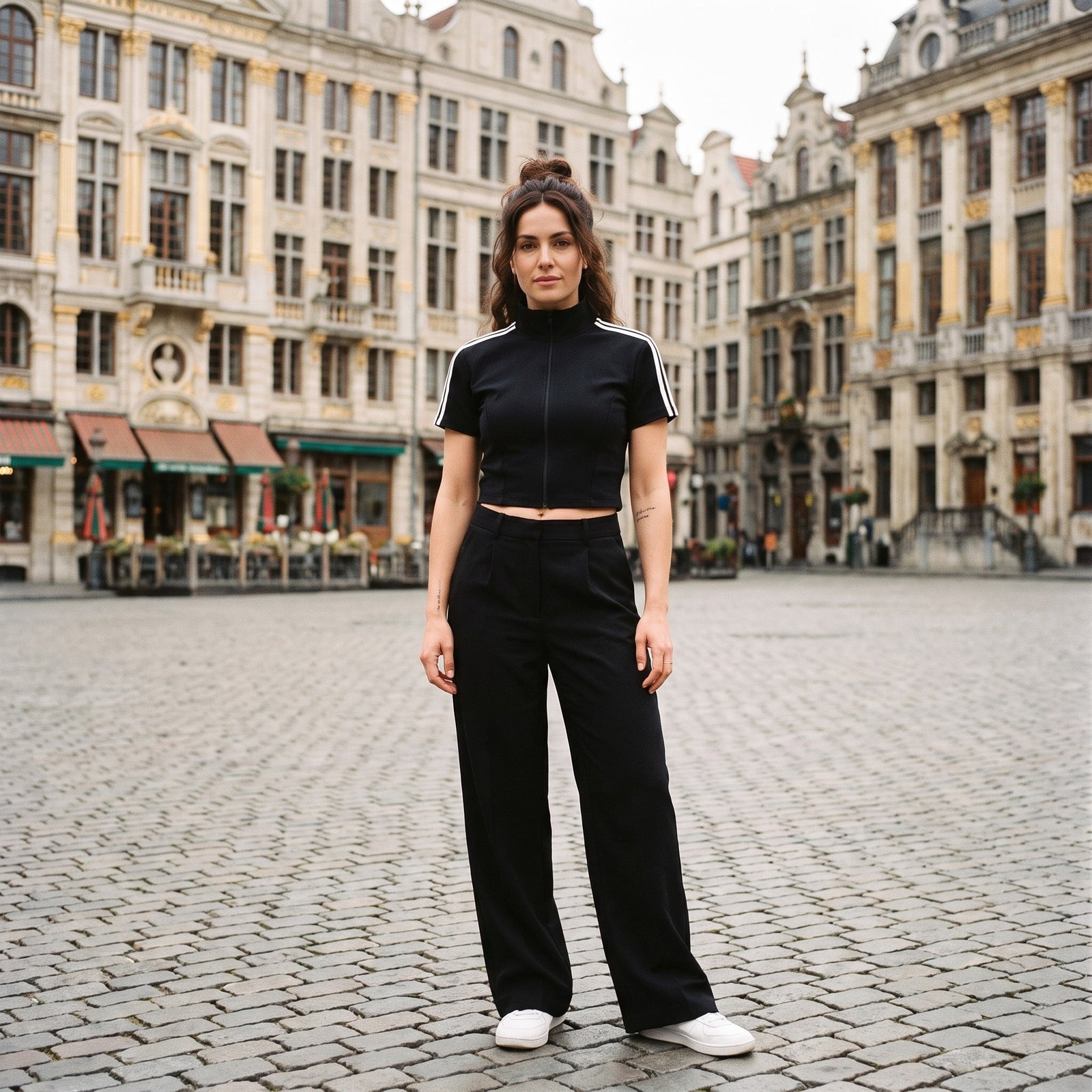 Top zippé crop original femme noir porté à Bruxelles, look streetwear belge