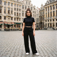 Top zippé crop original femme noir porté à Bruxelles, look streetwear belge