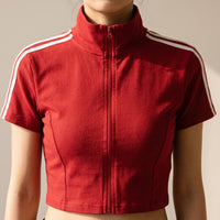 Gros plan du top zippé crop original femme rouge : col montant, zip et bandes