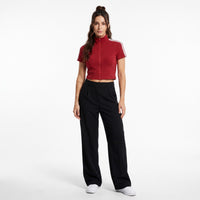 Femme portant le top zippé crop original femme rouge, photo studio fond blanc