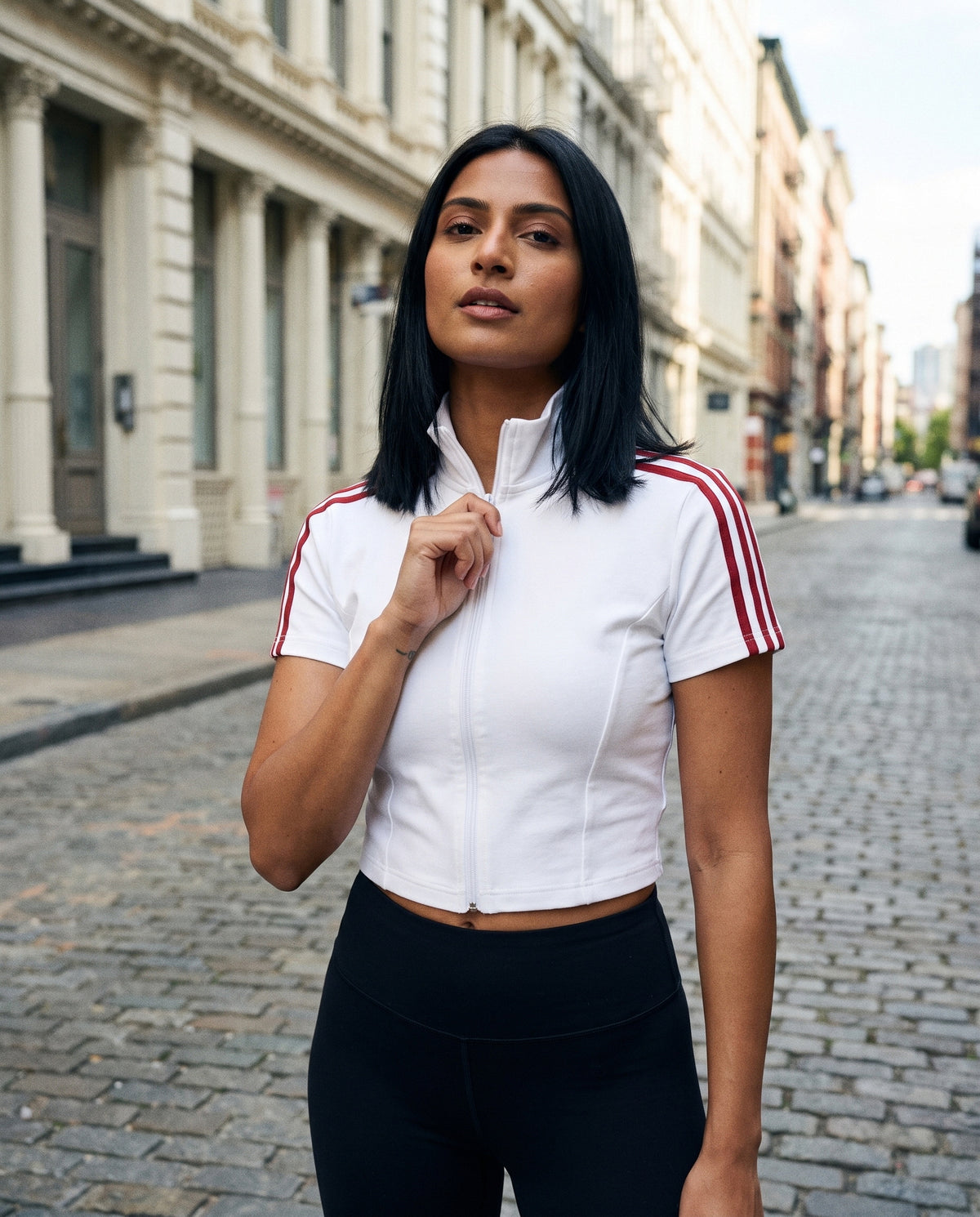 Top zippé crop femme blanc col montant CHT'M porté en ville — bandes sport
