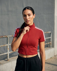 Top zippé crop femme col montant CHT'M porté en ville — bandes sport