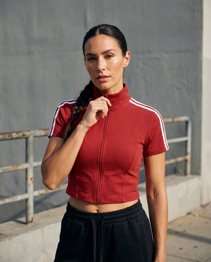 Top zippé crop femme col montant CHT'M porté en ville — bandes sport