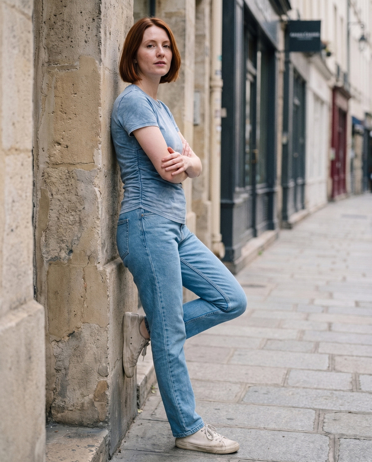 T-shirt ajusté délavé femme bleu délavé fronces côtés CHT'M porté en ville