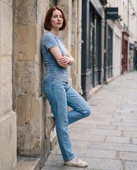 T-shirt ajusté délavé femme bleu délavé fronces côtés CHT'M porté en ville