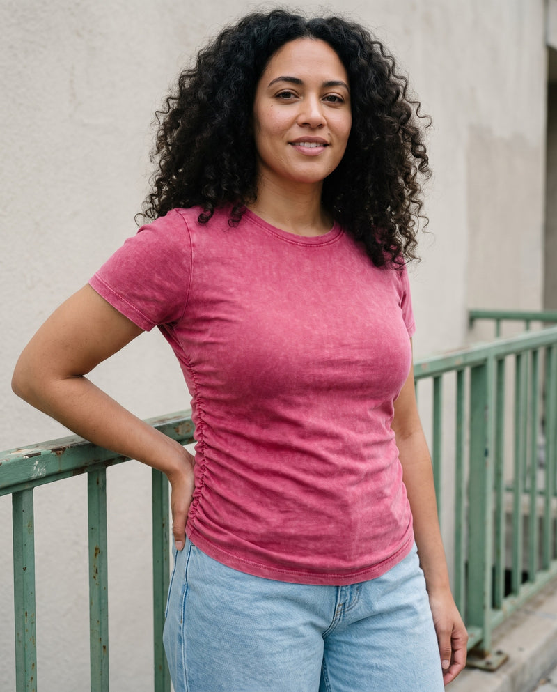 T-shirt ajusté délavé femme fronces côtés CHT'M porté en ville — vintage