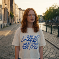 Lycéenne en t-shirt boxy délavé Gen Z blanc cassé « L'avenir c'est nous » au bord d'un canal à Gand – tshirt genz pas cher CHT'M